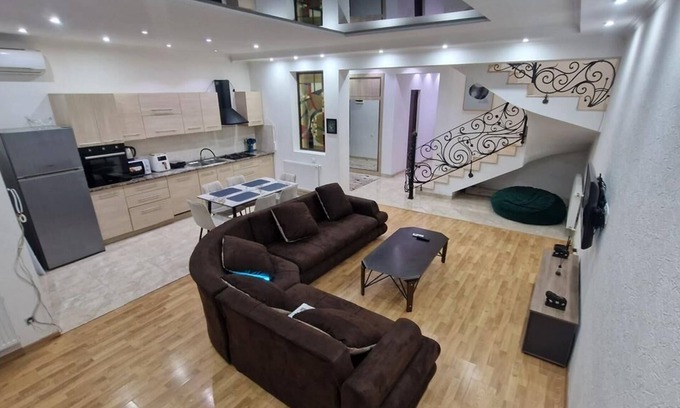 Vake-Saburtalo Villa | Luxury Tbilisi Villa Surrounded by Villas – Pool, BBQ, Terrace, Garden