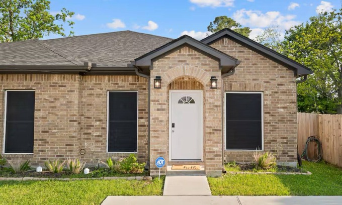 Northeast Houston House | Luxury Texas style 3-bedroom house Minutes from downtown Houston and Airports