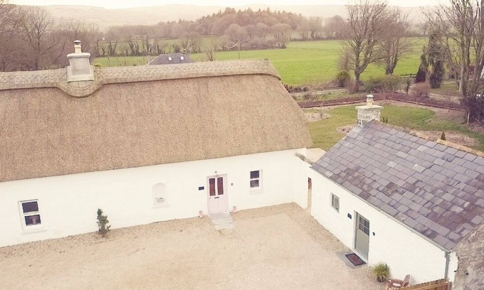 Dungarvan Cottage | Luxury Thatch Cottage