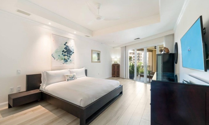 Seven Mile Beach Condo | Luxury Three Bedroom Oasis