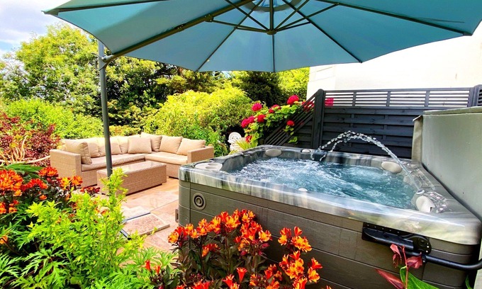 Torquay Cottage | Luxury three bedroom Town House for up to 5 people with private hot tub.