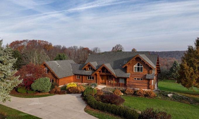 Salem House | Luxury Timber Lodge w/Hot Tub-Sleeps 20