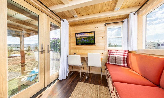 Montrose Cabin | Luxury Tiny Home/Base Camp to Ouray, Telluride/3 Queen beds/Washer & Dryer/Smart TV/Hot Tub Access/Patio w/Mountain Views/Fire Pit/11 mi to Airport