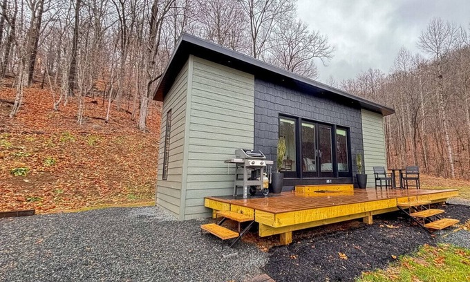 Hood House | Luxury Tiny Home on Large Farm with Mountain & River Views - Hilltop Cottage