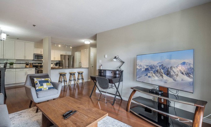 Abbotsford Apartment | Luxury Top Floor 2 Bedroom Condo