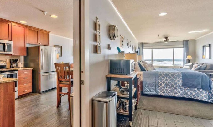 Logsden Condo | Luxury Top Floor Beachfront Super Condo -Sleeps 8!