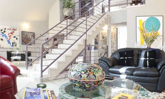 South Central Houston House | LUXURY Town Home near Museums, Downtown & Med Center, Pool & more, STUNNING!