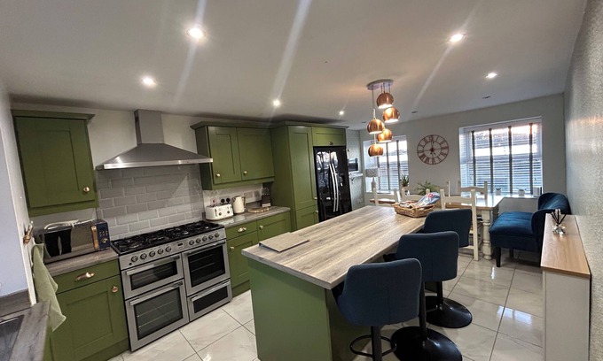 Ards and North Down House | Luxury Town House with Sea View and Hot Tub