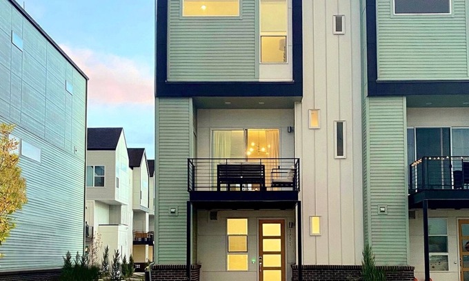 Twin Lakes House | Luxury Townhome - 10 Min to Downtown!