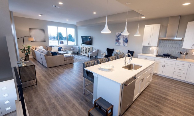 Englewood House | Luxury Townhome, AMAZING mtn views, Roof top deck! Swedish,DU, Red Rocks, skiing