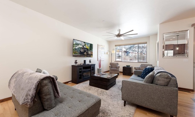 Durango House | Luxury townhome - Great Views - 4 Miles from Downtown - Central AC (30+ Stay)