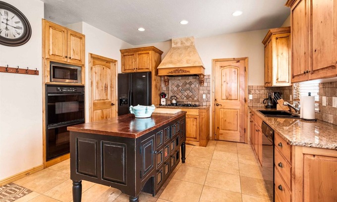 Wolf Creek House | Luxury Townhome | Private Hot Tub | Movie Theater | Arcade. Sleeps 14