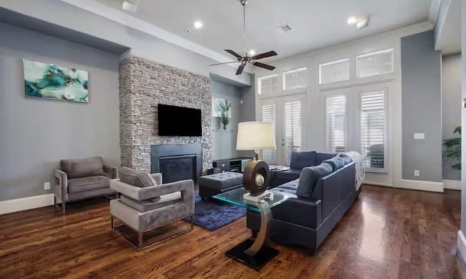 Riverside Terrace House | Luxury Townhome/Tesla-Charger/TX Medical Ctr/Sleeps 7 - 5 beds