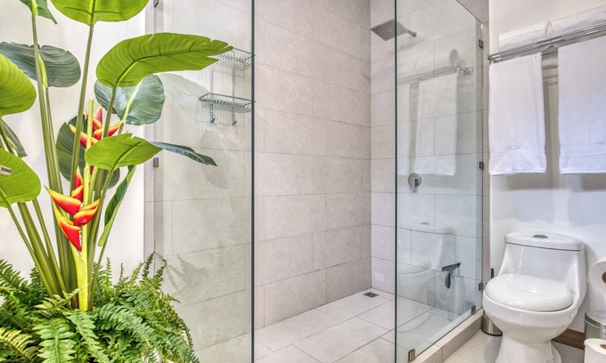 Escazu House | Luxury Townhouse/8p Max/Close to Airport & Medical Facilities/Pool & Fitness