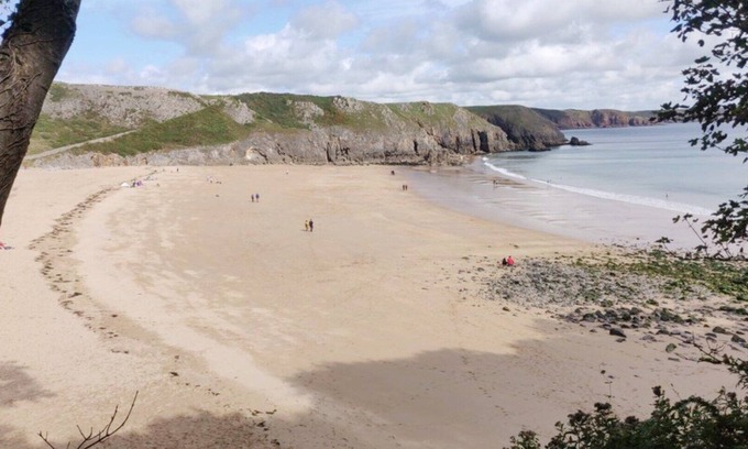 Roch Cottage | Luxury traditional Pembrokeshire stone cottage with Hot Tub and log burner.