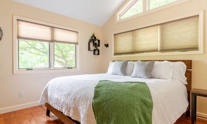 Marshall Cabin | Luxury Treehouse - Crows Nest - Near Asheville Pet Friendly