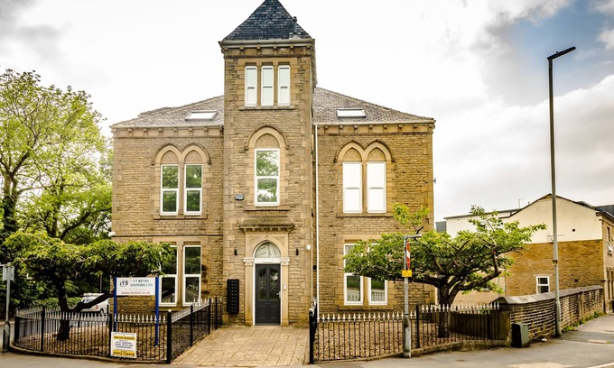 Huddersfield Apartment | Luxury Two Bedroom Apartment with Private bathroom