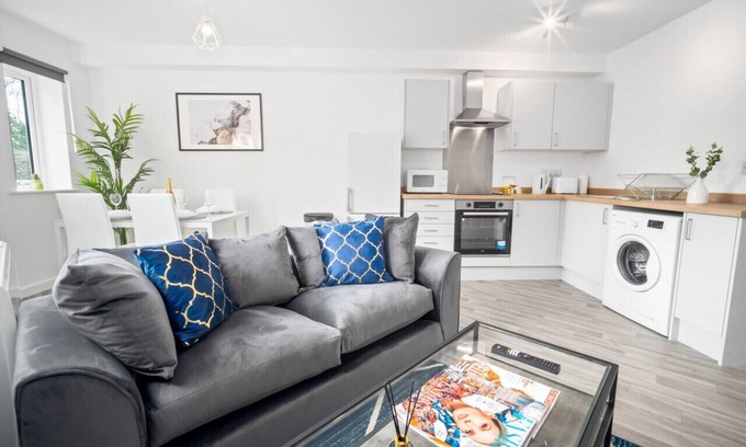 Cradley Heath Apartment | Luxury Two Bedroom Apartment - Parking - Smart TV