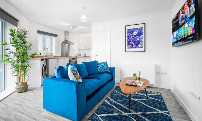 Cradley Heath Apartment | Luxury Two Bedroom Apartment - Parking - Smart TV