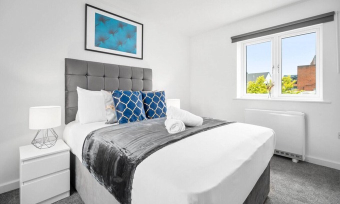 Cradley Heath Apartment | Luxury Two Bedroom Apartment - Parking - Smart TV