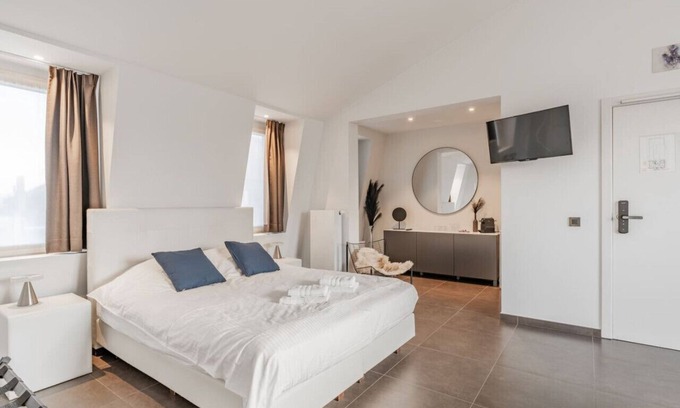 Kristus-Koning Apartment | Luxury two-room suite with balcony near city center