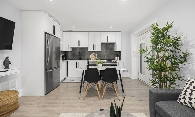 Dorset Park House | ☆ Luxury Unit - HEATED FLOORS, WORKSPACE, CENTRAL LOCATION & FREE PARKING ☆