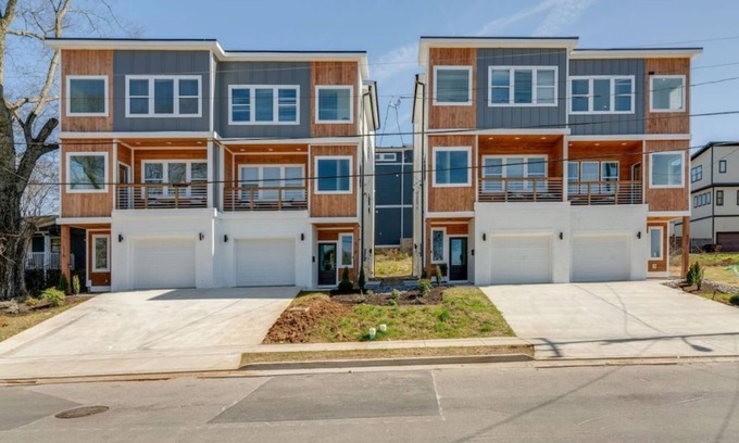 Katie Hill Neighborhood House | Luxury unit very close to Broadway 4