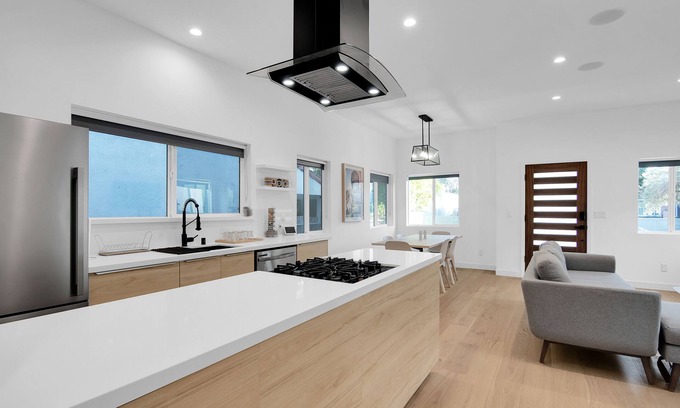 Palms House | Luxury Urban Villa - 3bd/3ba with private rooftop