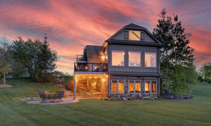 Elkhorn House | Luxury Vacation Home on with Awesome Lake Views!