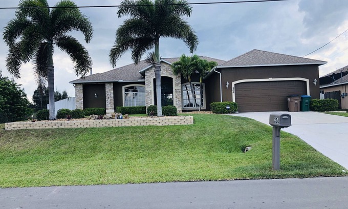 Trafalgar Villa | Luxury vacation home in 'Venice of America'