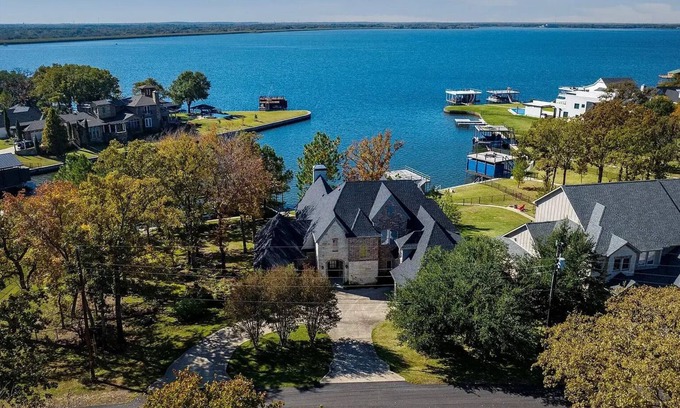 Malakoff House | Luxury vacation rental near Dallas lake view pool hot tub