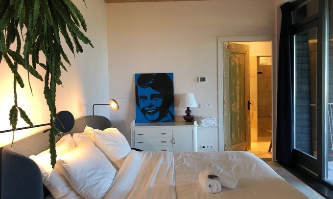 Lioessens Apartment | Luxury vacation studio near the Wadden Sea with private sauna.