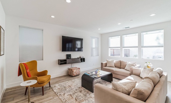 Fairfield House | Luxury valley Getaway, Napa, wine country, pvt backyard, fire pit and more.