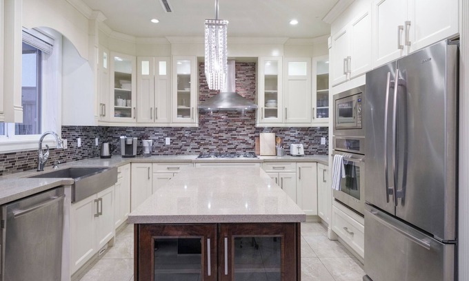 Sunset House | Luxury Vancouver 5BR Stay | Near Downtown & YVR