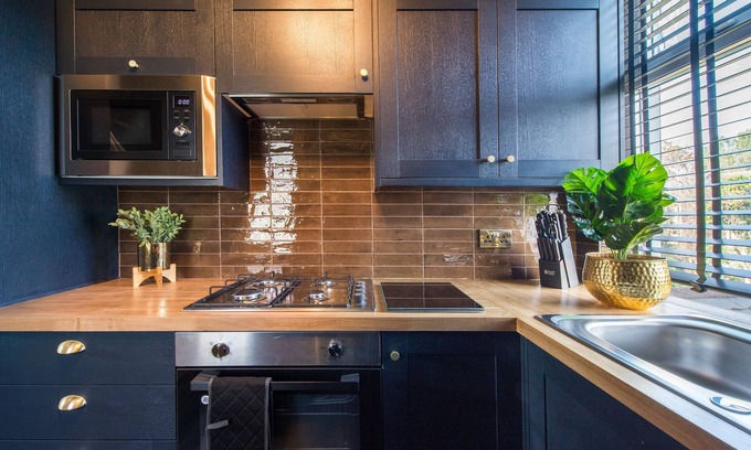 Leyton Apartment | Luxury Versace 2 Bed, Hot Tub, Pool Table, Sky Tv