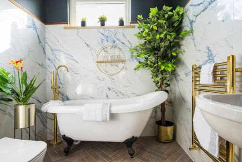 Leyton Apartment | Luxury Versace 2 Bed, Hot Tub, Pool Table, Sky Tv