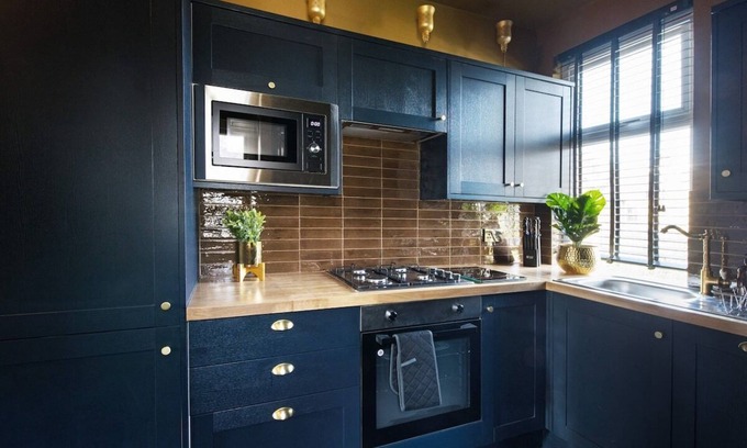 Leyton Apartment | Luxury Versace 2 Bed, Hot Tub, Pool Table, Sky Tv