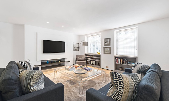 Knightsbridge and Belgravia Apartment | LUXURY VERY LARGE ONE BEDROOM HEART OF KNIGHTSBRIDGE