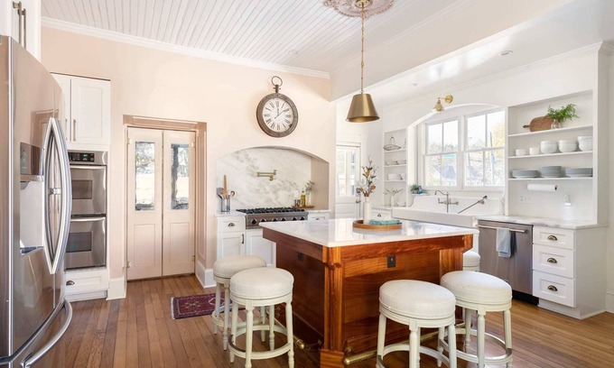 Durham House | Luxury Victorian Downtown: Pamper Your Guests!