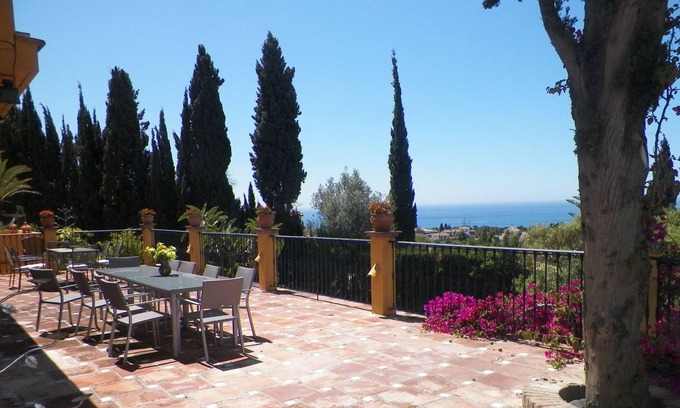 Urbanizacion el Rosario Villa | Luxury villa 6 bedrooms 6 bathrooms en suite. 700m2 terraces / 3. 500m2 garden