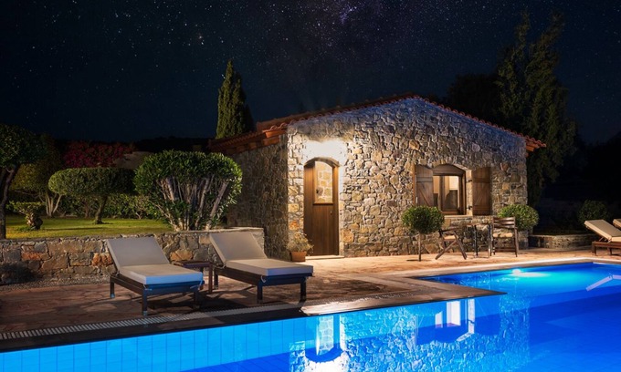 Tripitos Apartment | Luxury villa by the pool in Crete