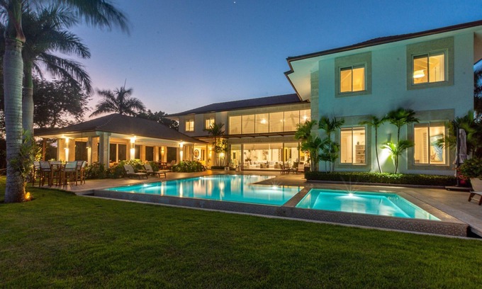 Las Palmas Villa | Luxury Villa close to the Beach and Marina