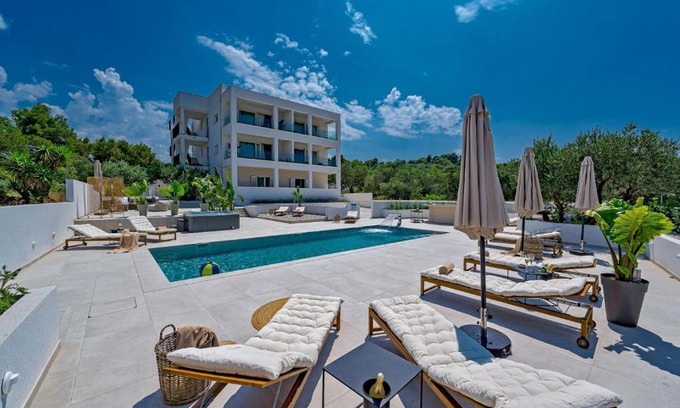Okrug Gornji House | Luxury Villa Del Sogno with pool, jacuzzi, parking