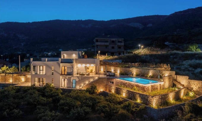 Komiza Villa | Luxury Villa Envivo Komiža with heated pool and professional gym!
