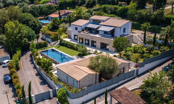 Les Maillans Villa | Luxury Villa with 15m Heated Infinity Pool & Pool House