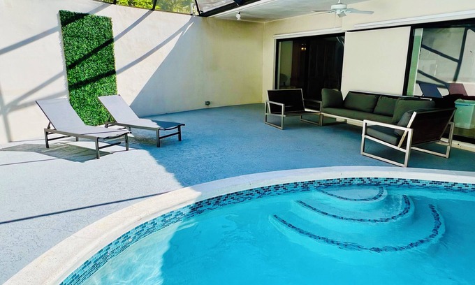Cutler Bay House | Luxury Villa/Heated Salt Pool/Pool Table/Blackout Blinds/Sleeps 14
