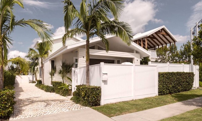 Burleigh Waters Villa | Luxury Villa in heart of Burleigh- Long term rental minimum 3 mths pet friendly