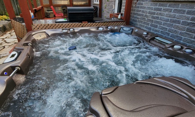 Ingersoll Villa | Luxury Villa Inground Heated Swimming Pool. and Hot Tub 🔥
