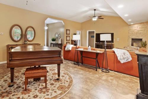 Medford Villa | Luxury Villa -King beds, game room!