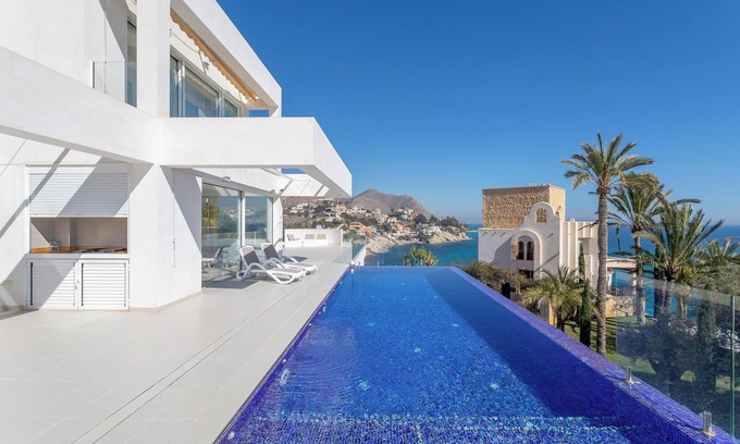 Coveta Fuma Villa | Luxury Villa Lizo with Fabulous View, Pool, Terrace & Wi-Fi